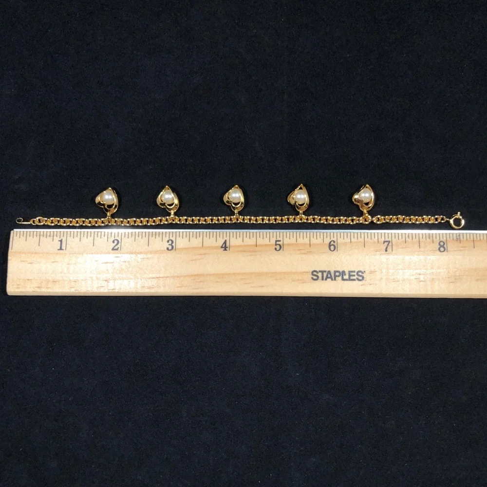 BRACELET - GOLD-TONE CHAIN WITH 5 HEARTS EACH HOLDING A FAUX PEARL - Picture 8 of 10